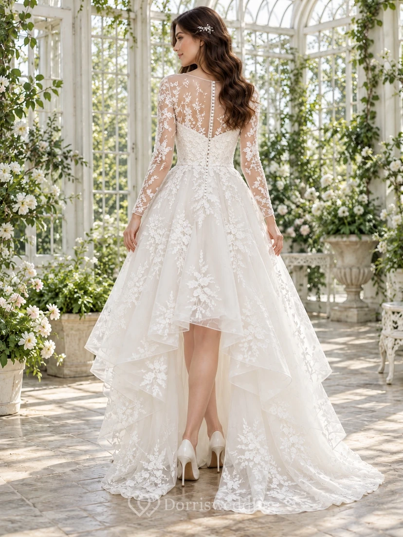 Robe de mariée trapèze en dentelle florale à manches longues asymétriques et coupe trapèze, ornée de fleurs. view 2