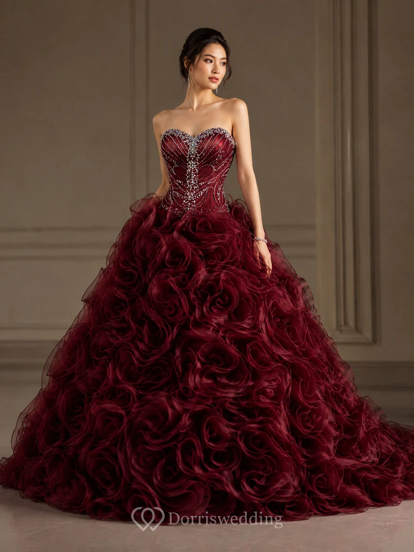 Vestido largo de organza con escote corazón, bordado floral, cola de cepillo, cremallera y cordones en la espalda. view 6