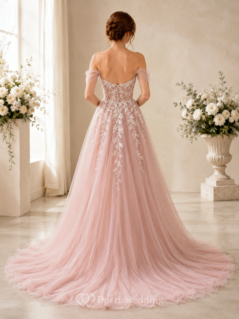 Robe de mariée bustier rose poudré en tulle et dentelle florale à encolure cœur, coupe trapèze, style court view 2