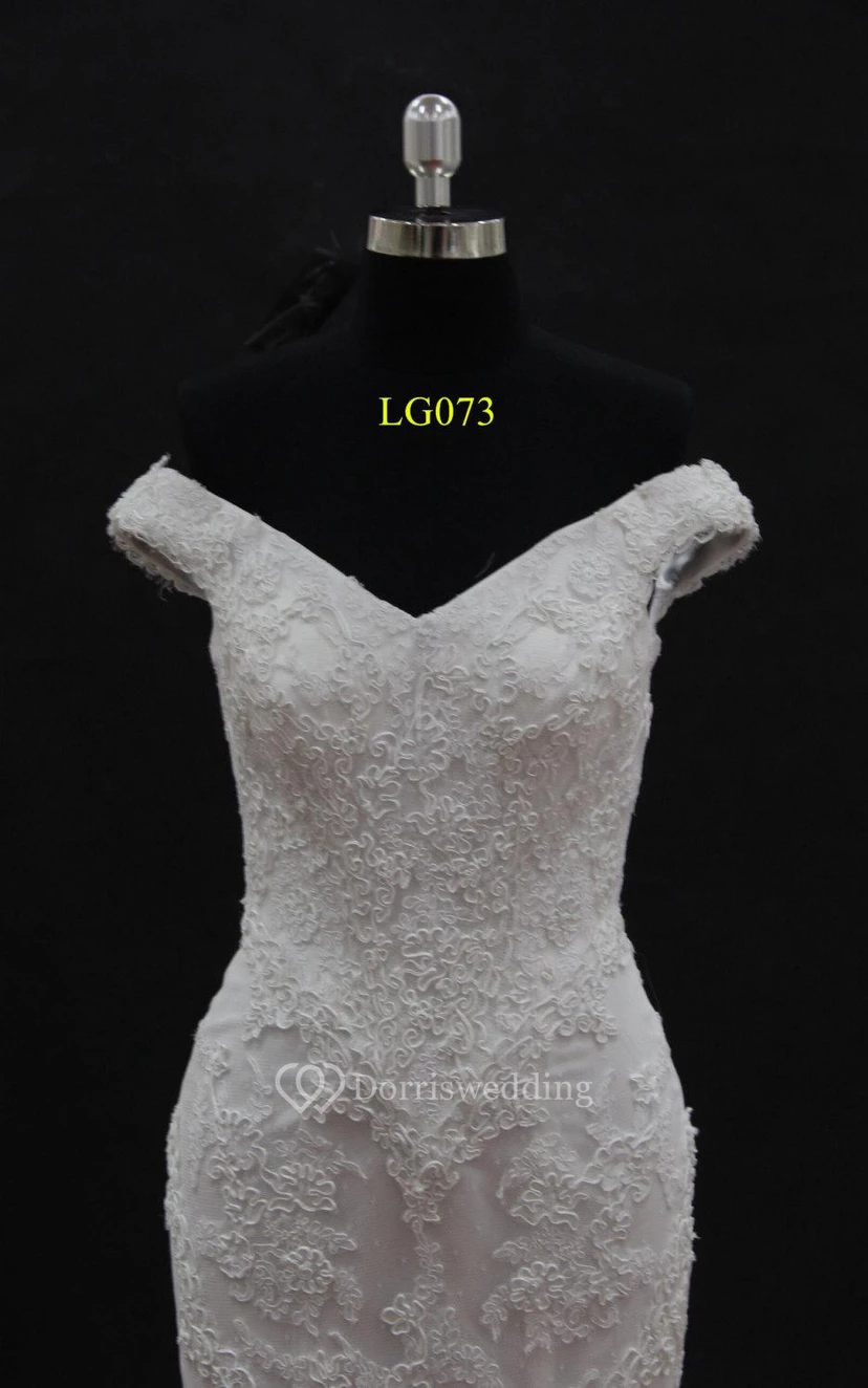 Vestido de sirena con escote en V, encaje, mangas cortas y espalda con cordones. view 5