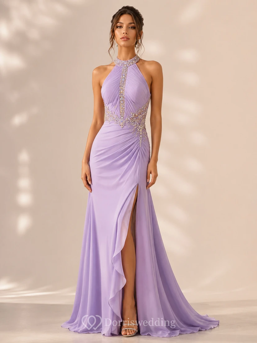 Robe de soirée fourreau à col halter, sans manches et fendue sur le devant ornée de perles, longueur au sol