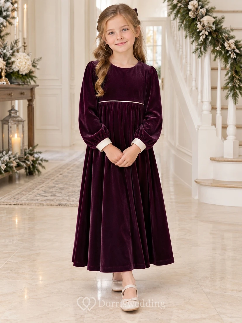 Pflaumenfarbenes Samtkleid im Empire-Stil mit langen Bischofsärmeln und Knöchellänge für Blumenmädchen