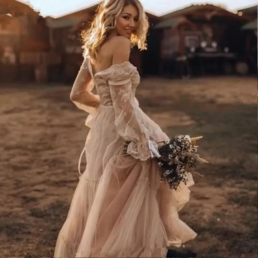 Robe de mariée bohème à épaules dénudées et à volants, couleur nude terreux view 2