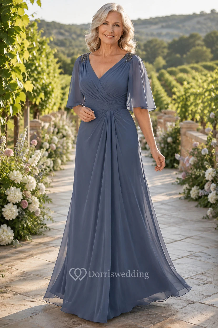 Vestido largo de gasa azul acero de corte A, manga corta, escote en V y detalle drapeado, ideal para la madre de la novia.