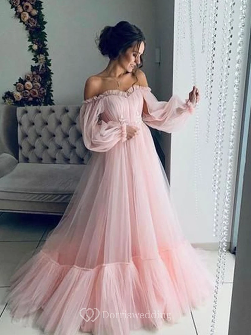 Vestido fluido de tul color rosa empolvado con mangas largas abullonadas y escote Bardot.