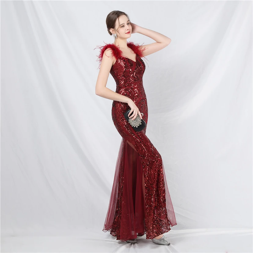 Robe longue haut de gamme en maille à sequins et plumes d'autruche. view 5
