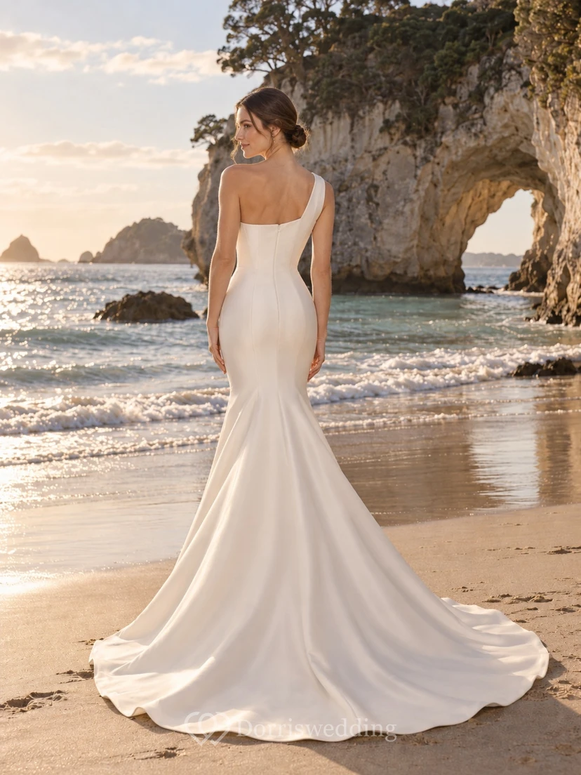 Schlichtes, einseitig schulterfreies Brautkleid aus Satin im Meerjungfrauenstil mit seitlicher Drapierung und Schleppe view 2