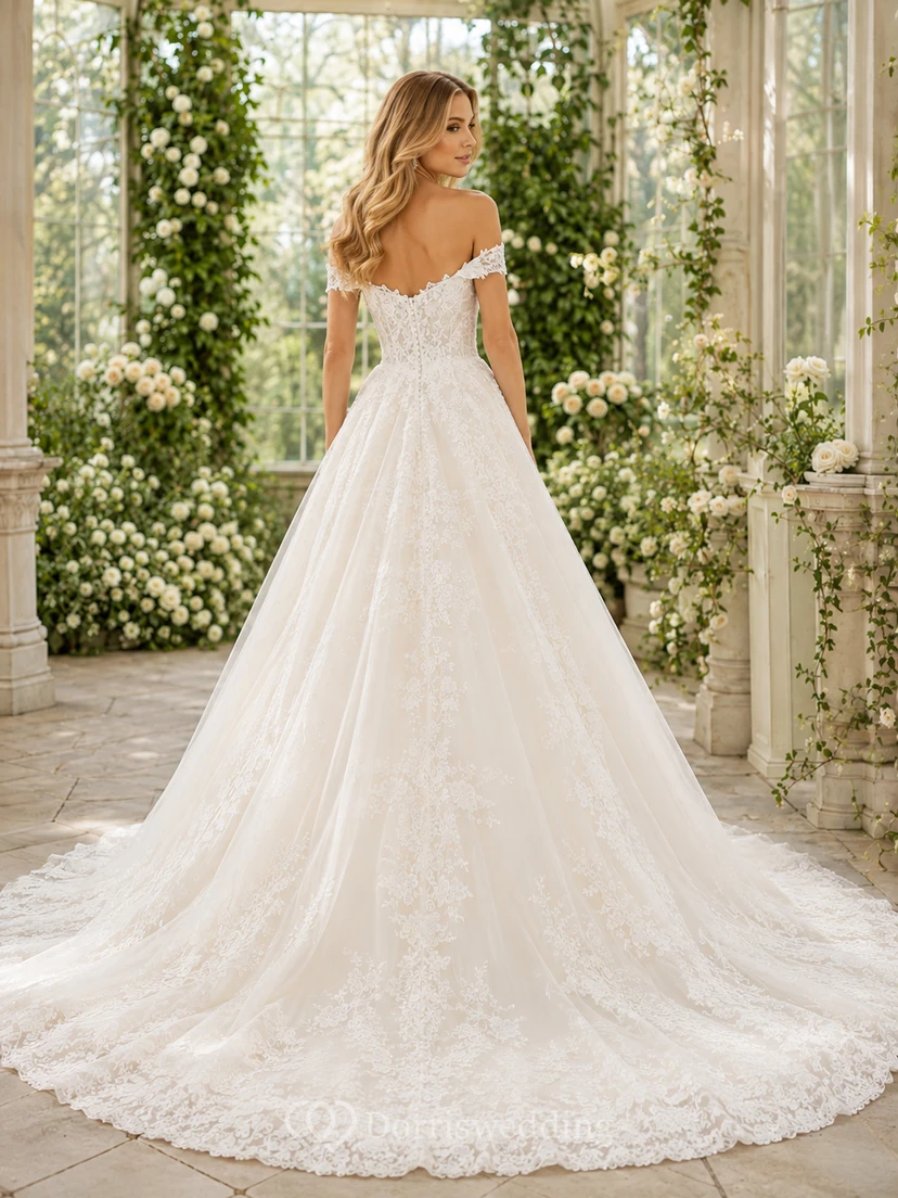Vestido de novia clásico romántico con escote corazón, hombros descubiertos, encaje floral, cola de capilla y falda de gala. view 2