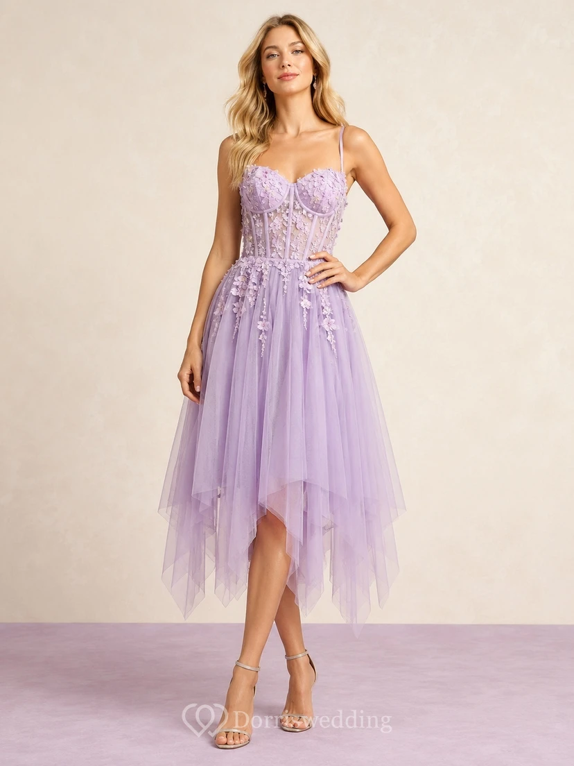 Robe de bal midi en tulle lavande avec corsage corset fleuri à bretelles, jupe trapèze à volants et ourlet mouchoir view 2