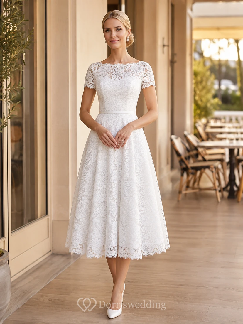 Vestido de cóctel de boda modesto estilo vintage con escote barco, mangas cortas, encaje floral, corte en A, plisado y largo hasta la rodilla.