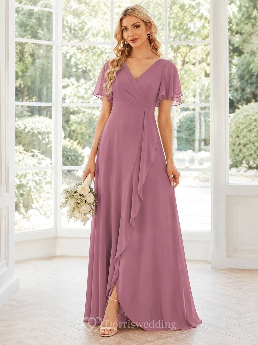 Vestido de noche largo hasta el suelo, sencillo, de gasa, con escote en V y manga corta, color malva.