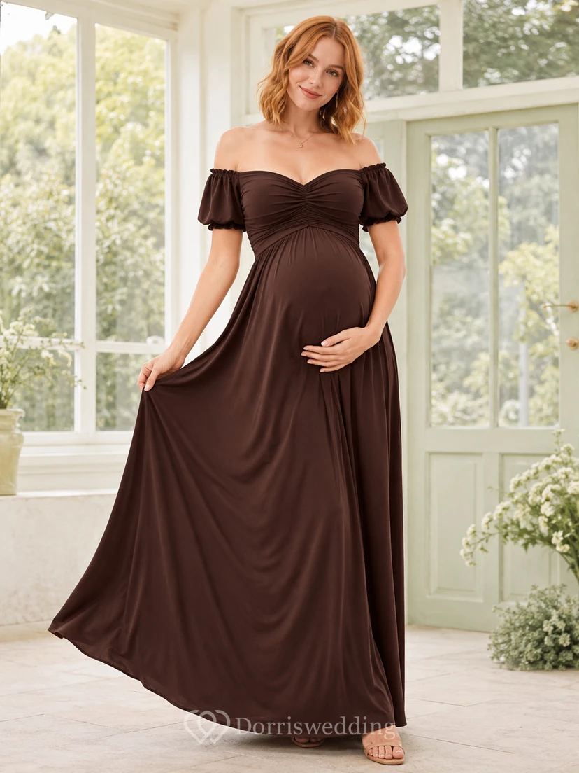 Robe de maternité chocolatée à épaules dénudées, manches bouffantes, coupe trapèze, longueur au sol, en jersey.
