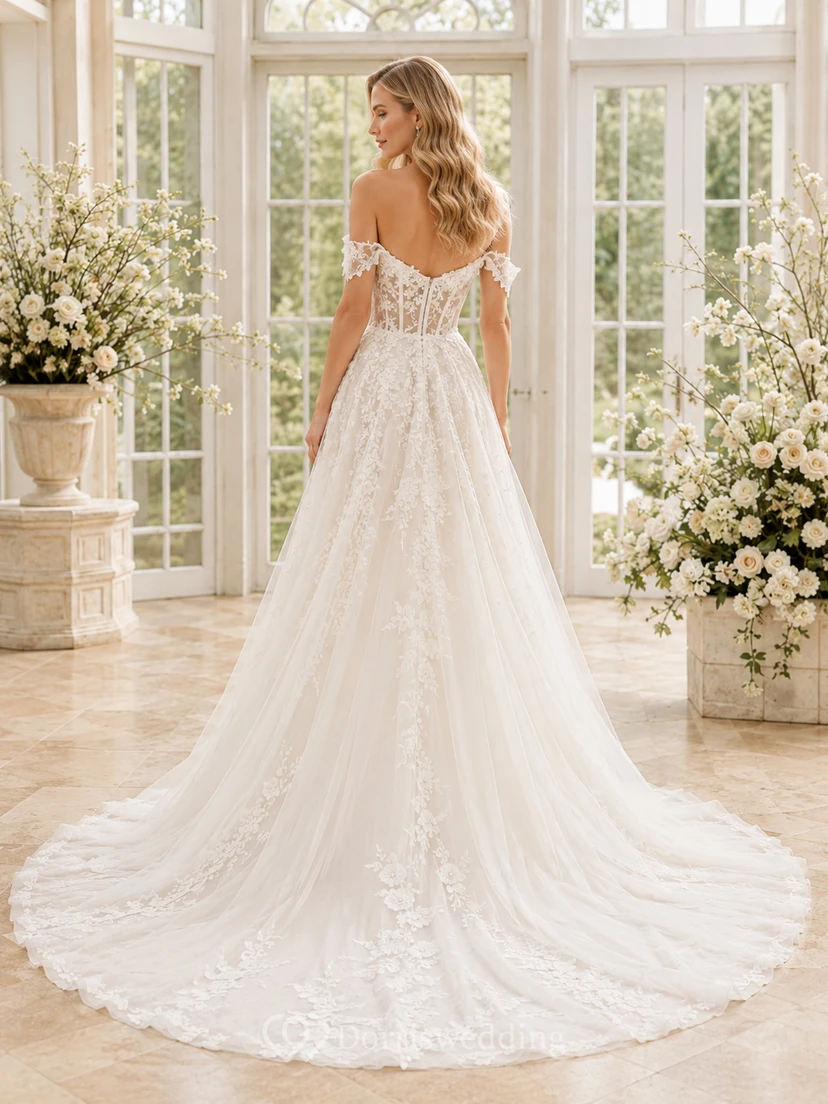 Robe de mariée en dentelle raffinée et tulle, épaules dénudées, manches courtes, coupe trapèze, traîne chapelle, applications florales, fermeture éclair au dos view 2