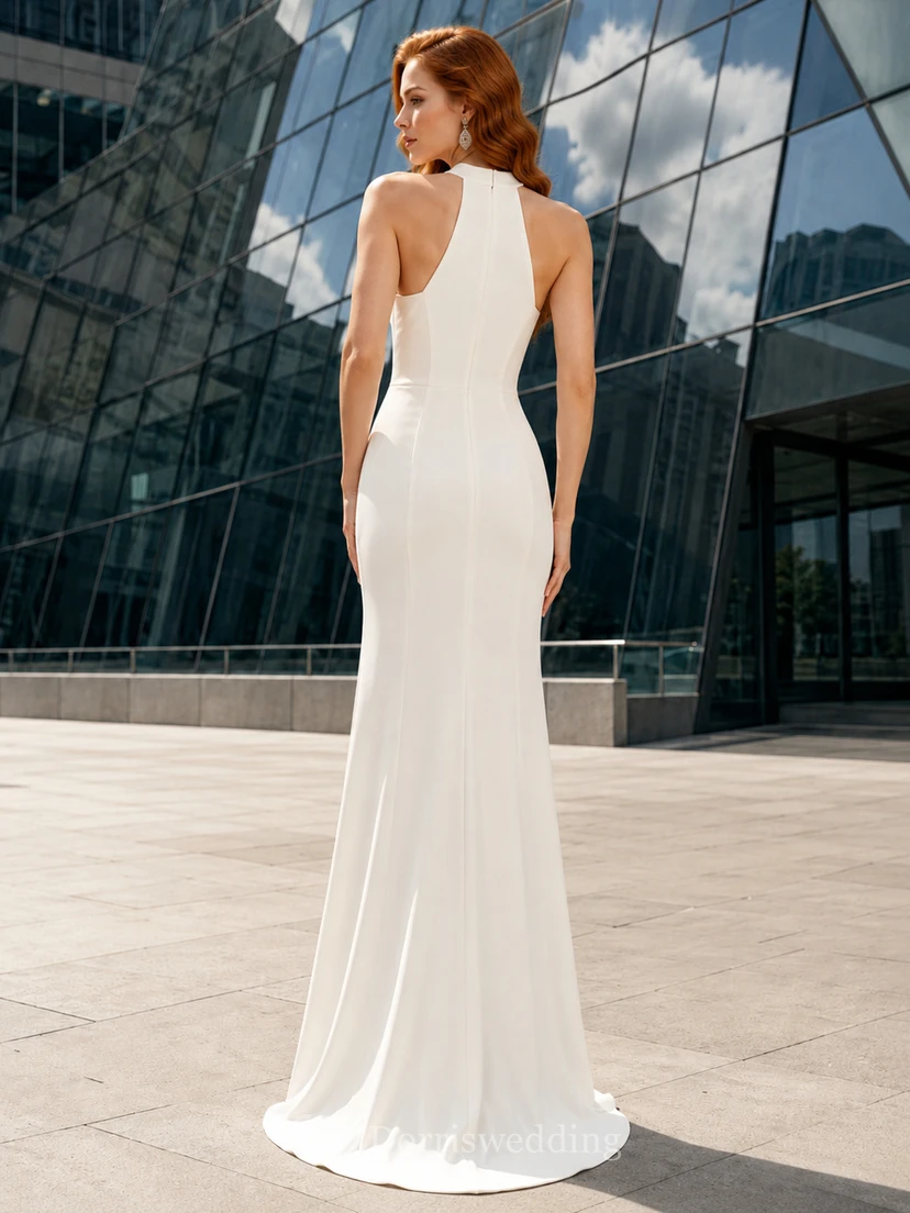 Robe de mariée minimaliste en satin, fourreau, dos nu, sans manches, traîne et fente. view 2