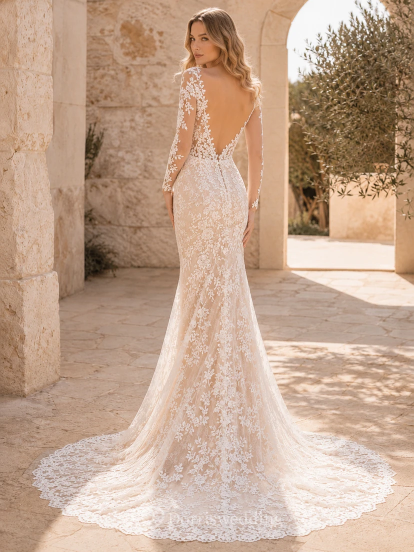 Robe de mariée sirène à manches longues et décolleté plongeant en dentelle spectaculaire, ornée d'appliques et d'un motif à traîne chapelle, idéale pour un mariage champêtre. Décolleté en V profond et manches longues. view 2