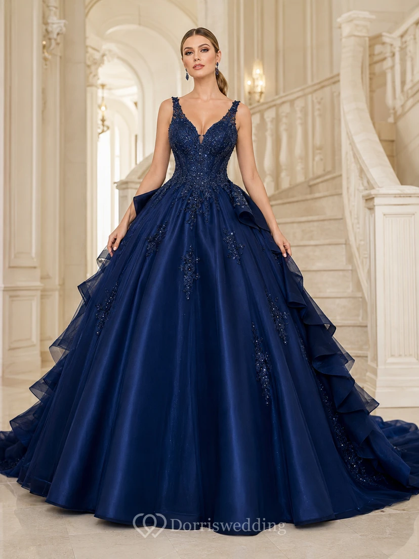 Vestido de quinceañera de lujo azul marino con tirantes, escote en V, volantes de satén y cola desmontable.