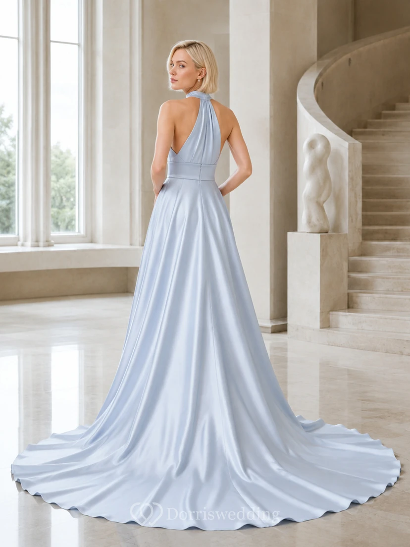 Robe de mariée bleu ciel en satin, col halter, coupe trapèze view 2
