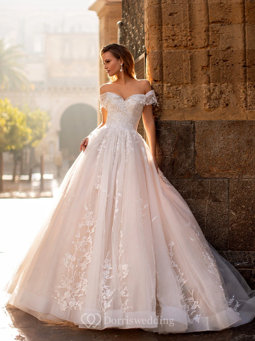Schulterfreies Empire-Ballkleid aus Tüll mit Spitzenapplikationen