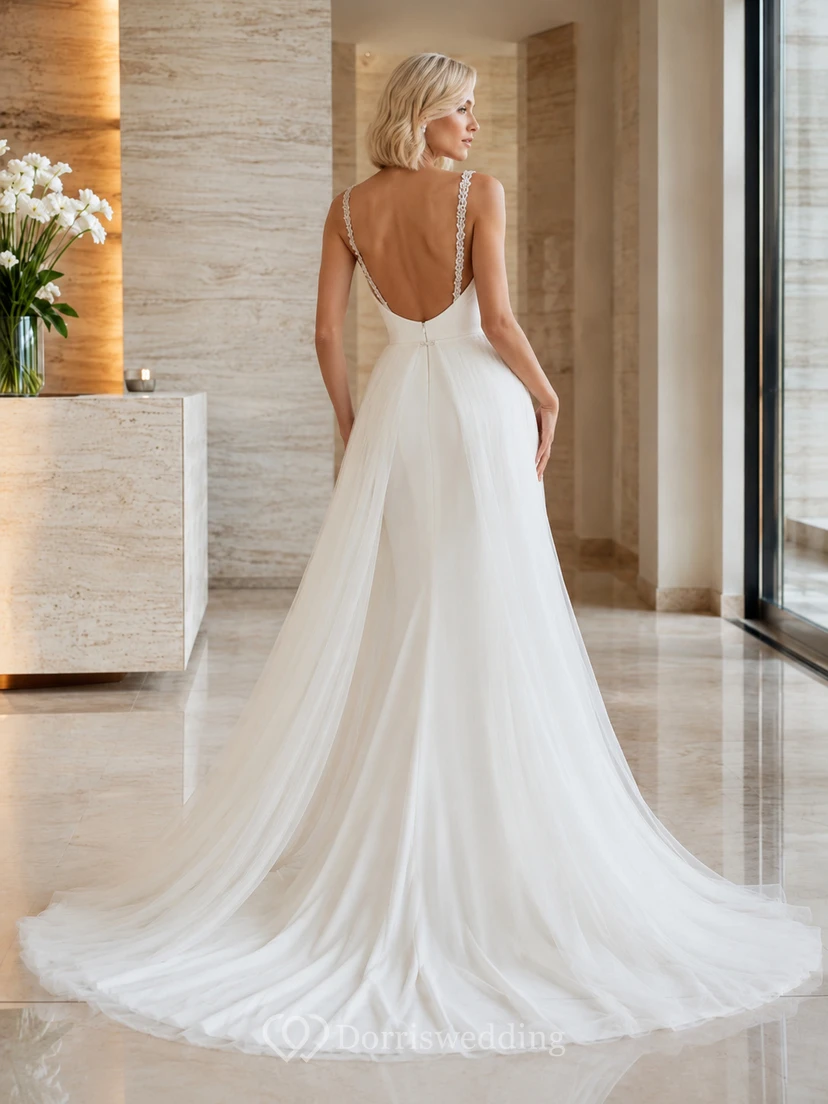 Robe de mariée fourreau en satin à col bénitier, bretelles spaghetti et fermeture éclair en U arrondie au dos, traîne chapelle view 2