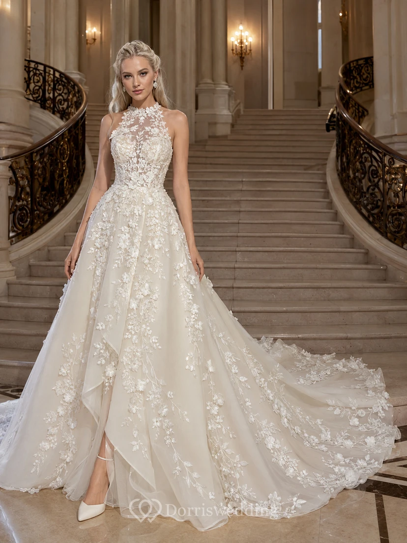 Vestido de novia con escote halter ilusión, cola de encaje en cascada y gran escalera