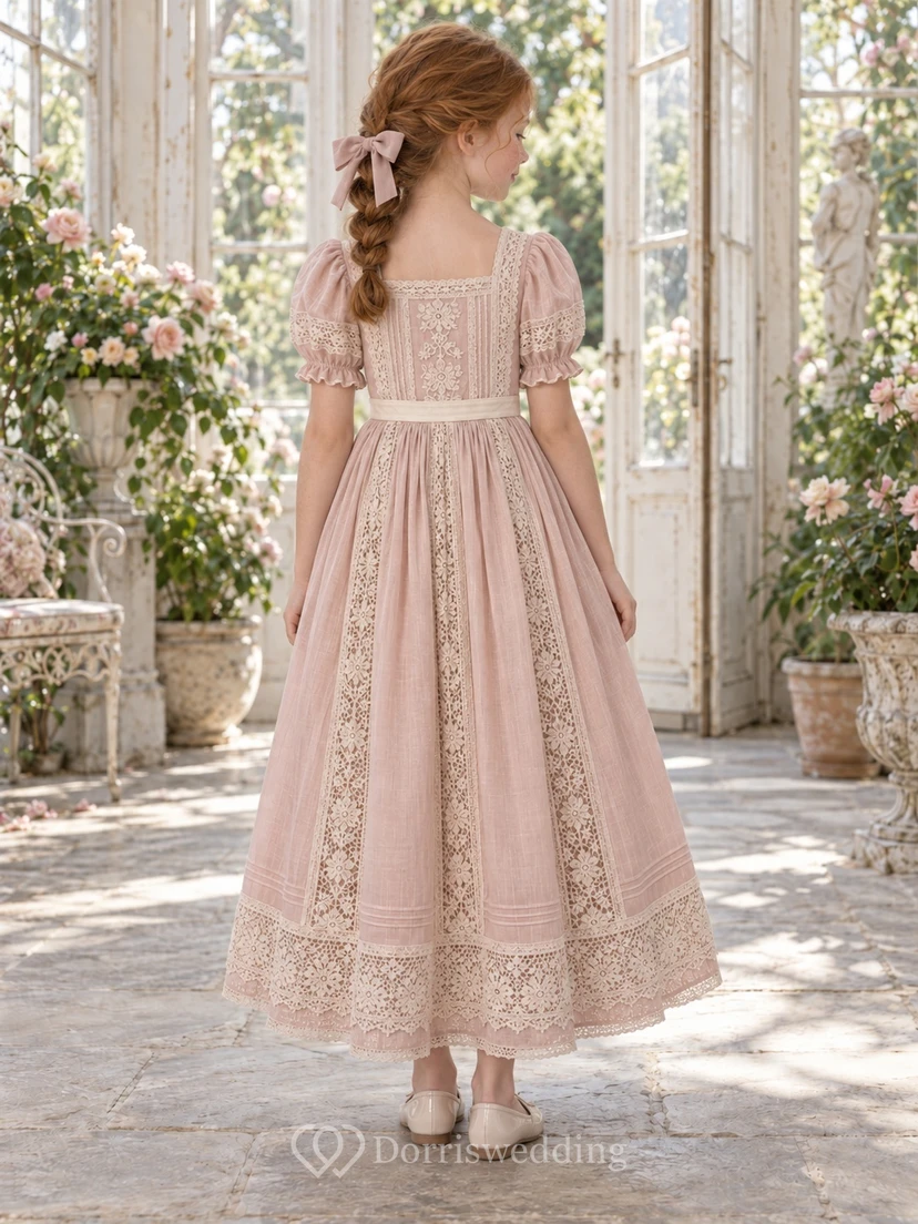 Vestido de niña de flores rosa vintage con escote cuadrado, corte en A, mangas abullonadas de encaje y paneles insertados, largo hasta los tobillos. view 2