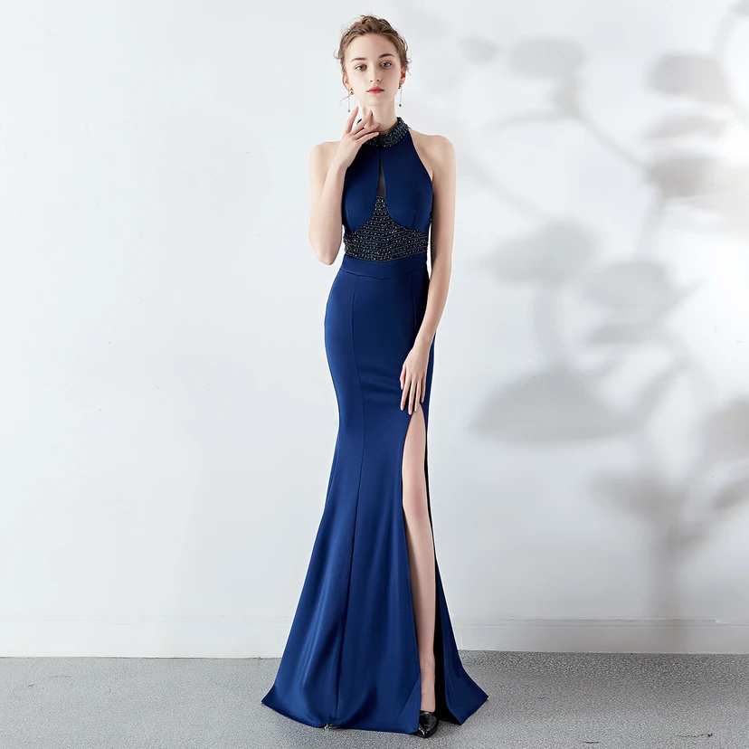 Robe de mariée longue rouge à traîne et col halter, style automne, pour un banquet de mariage ou une soirée. view 10