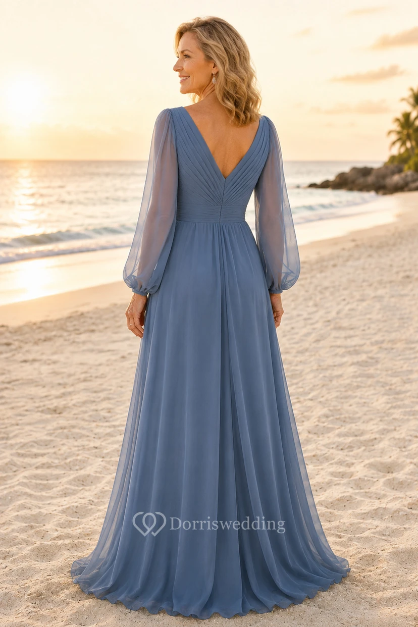 Vestido largo de gasa azul acero, corte en A, manga larga, escote en V y falda plisada, ideal para la madre de la novia. view 2