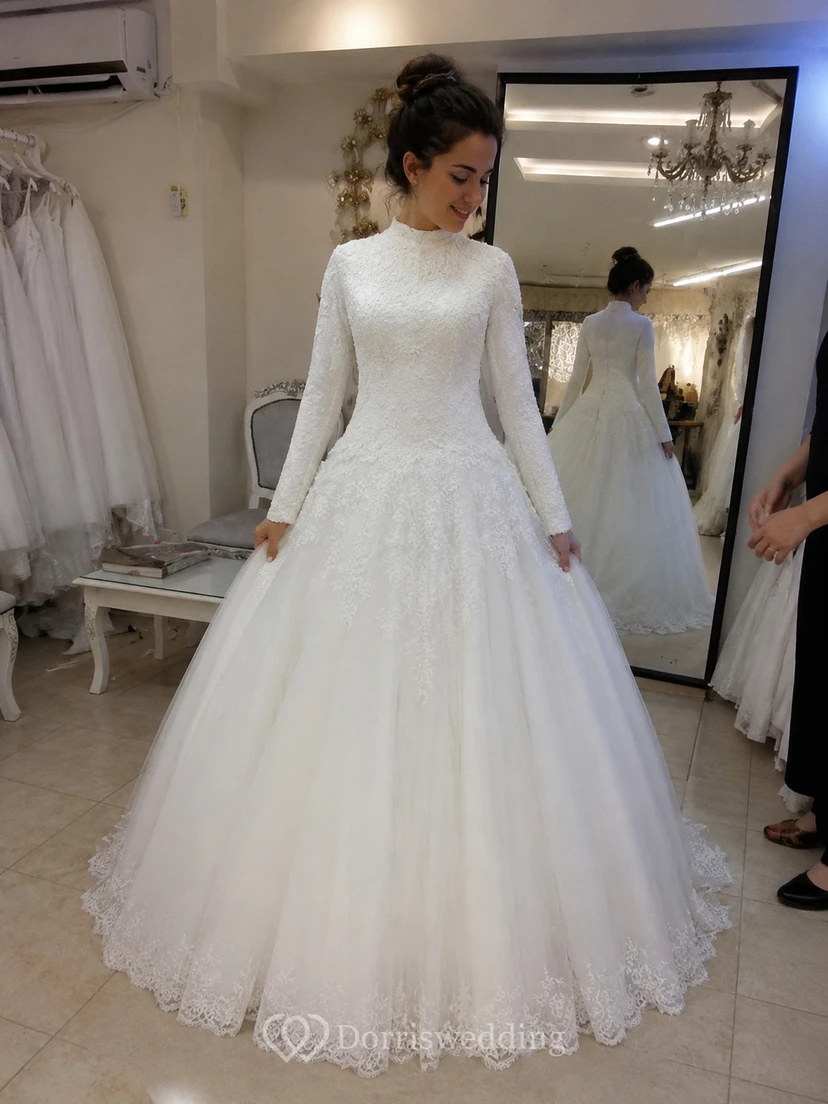 Robes de mariée princesse vintage en dentelle perlée à col montant et manches longues view 6