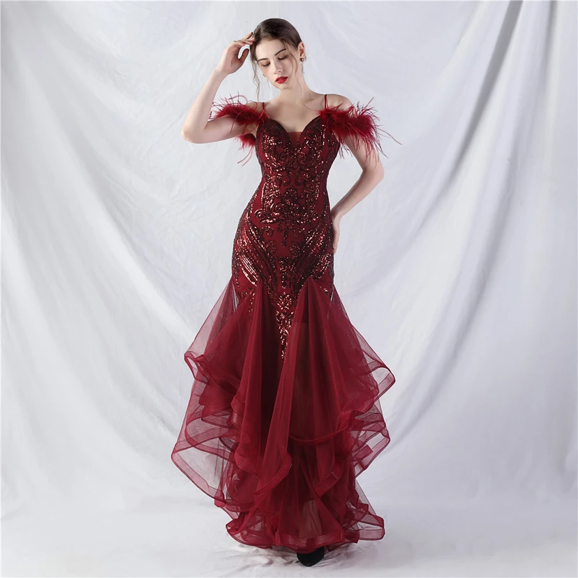 Robe de danse artisanale en filet rigide orné de plumes d'autruche, de perles et de fleurs, confectionnée en maille. view 21