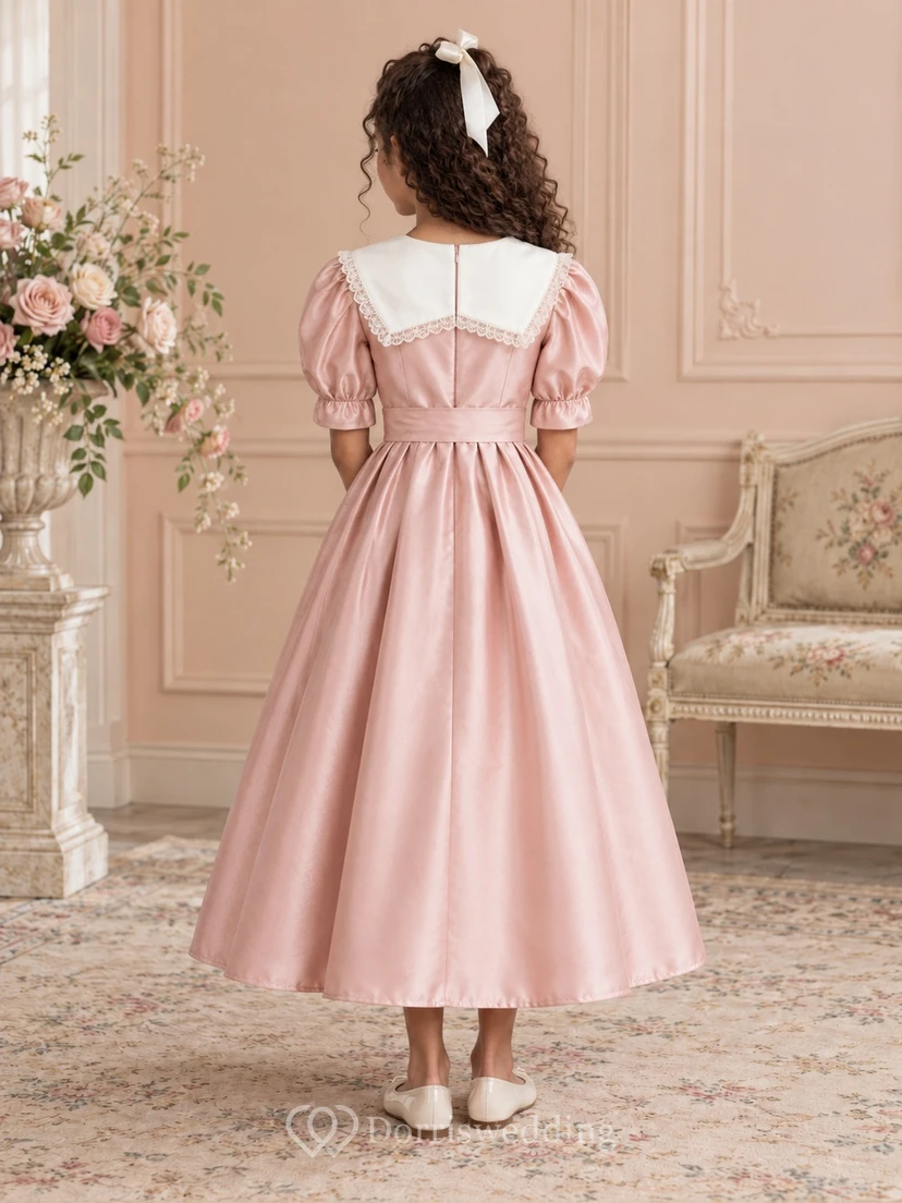 Vestido de niña de flores rosa vintage con corte en A, mangas abullonadas, cuello marinero y lazo lateral, de satén, largo hasta los tobillos. view 2