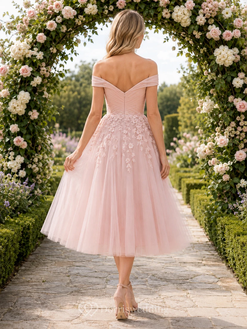 Robe midi rose poudré à épaules dénudées en tulle orné d'appliqués, style jardin view 2