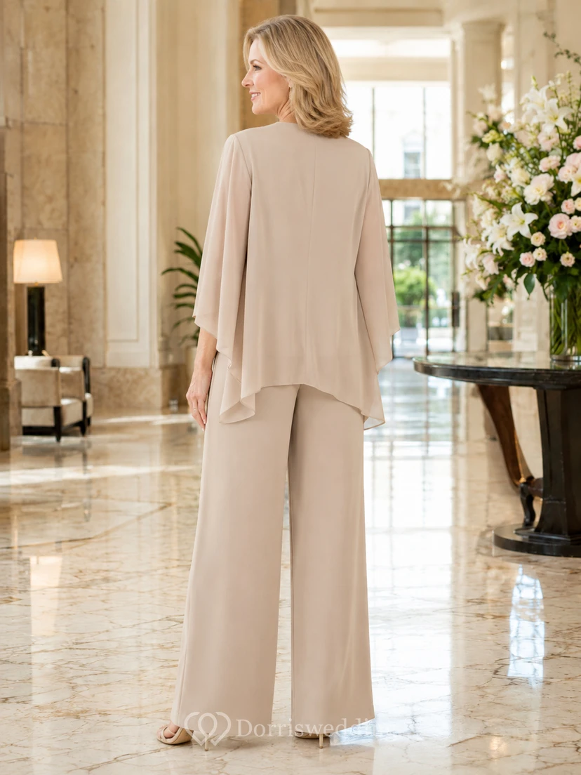 Champagnerfarbener, weit geschnittener, moderner und eleganter Hosenanzug für die Mutter der Braut mit rundem Ausschnitt, drapierter Jacke mit halben Ärmeln und Palazzo-Hose. view 2