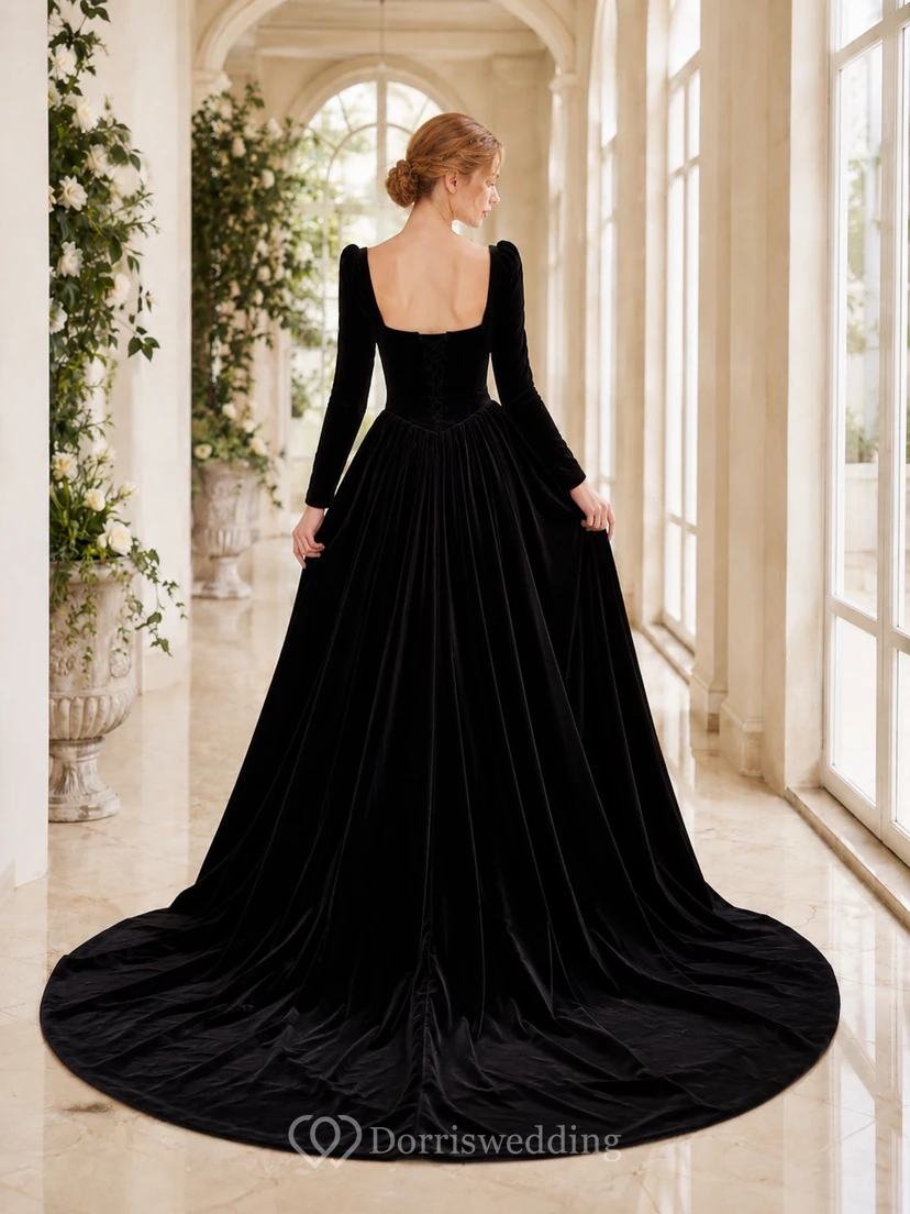 Robe de bal en velours noir à col carré et manches longues, style modeste, pour une mariée. view 2