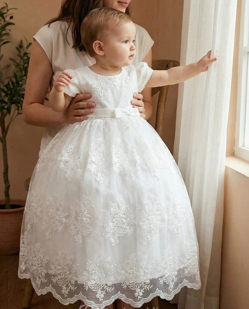 Weißes Taufkleid für Babys und Blumenmädchen, kurzärmelig, mit Spitze bestickt