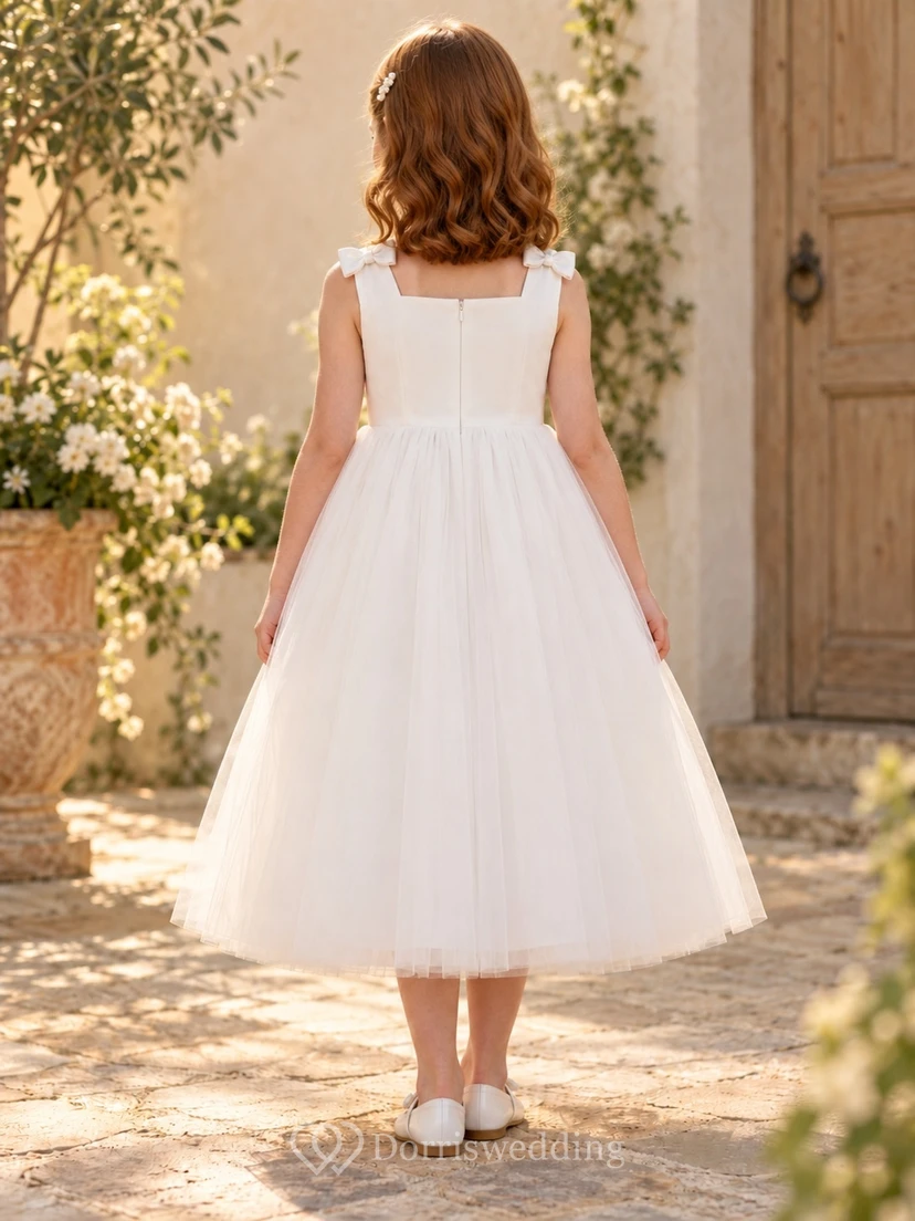 Robe de demoiselle d'honneur blanche, mi-longue, à col carré modeste et nœud papillon à l'épaule, en tulle plein.