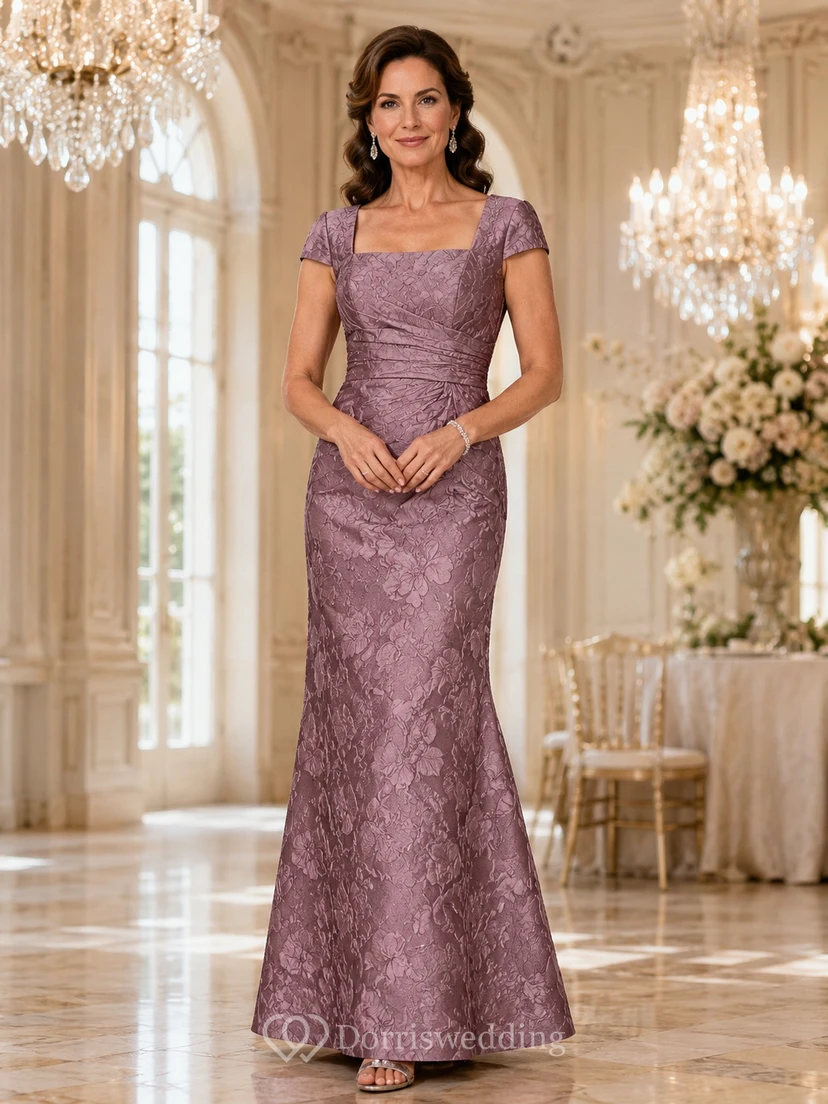 Vintage-Luxuskleid in Mauve-Tönen, bodenlang, im Meerjungfrauenstil, mit eckigem Ausschnitt, kurzen Ärmeln und Schleppe – perfekt für die Mutter der Braut.