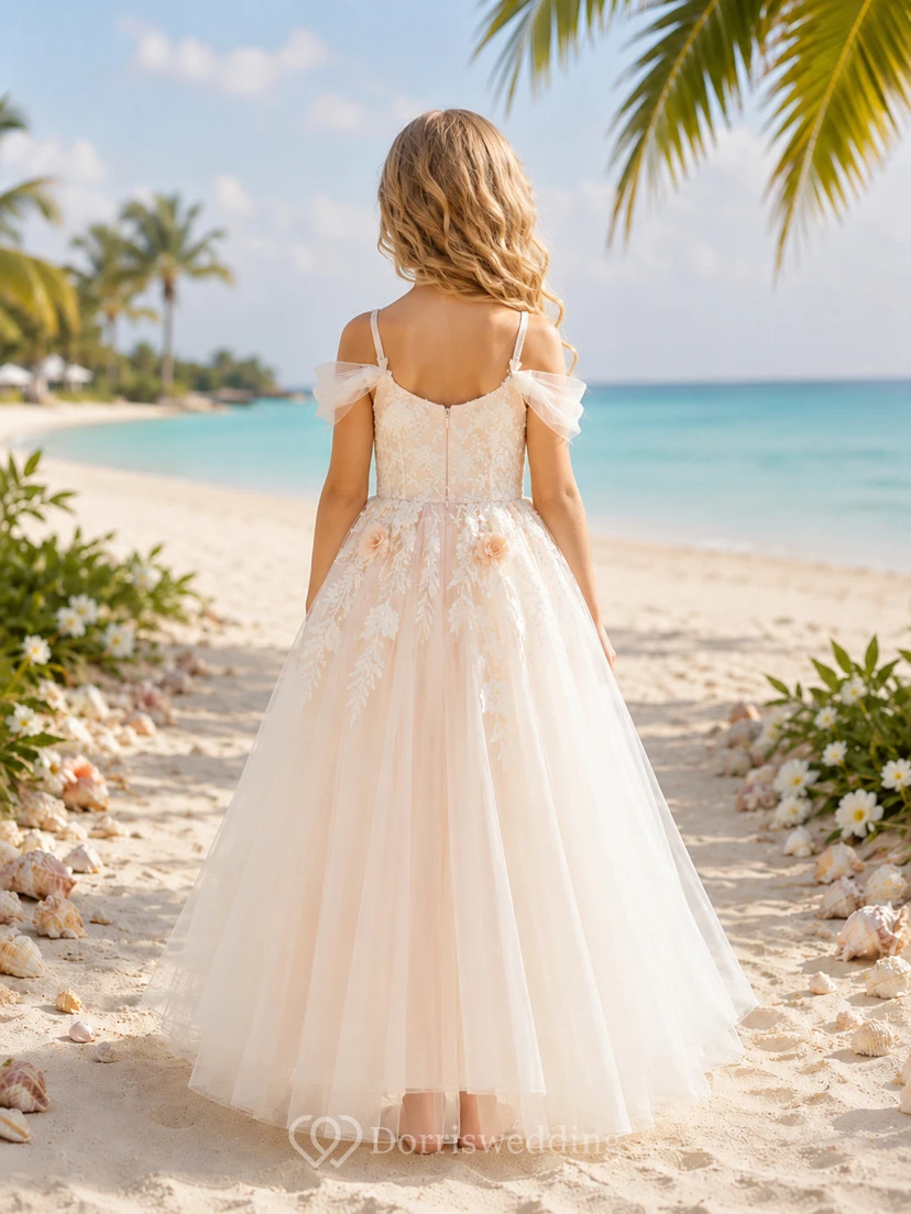 Blumenmädchenkleid aus perlmuttrosa Spitze und Tüll, A-Linie, kurze Ärmel, Rundhalsausschnitt, bodenlang, mit floralen Applikationen view 2