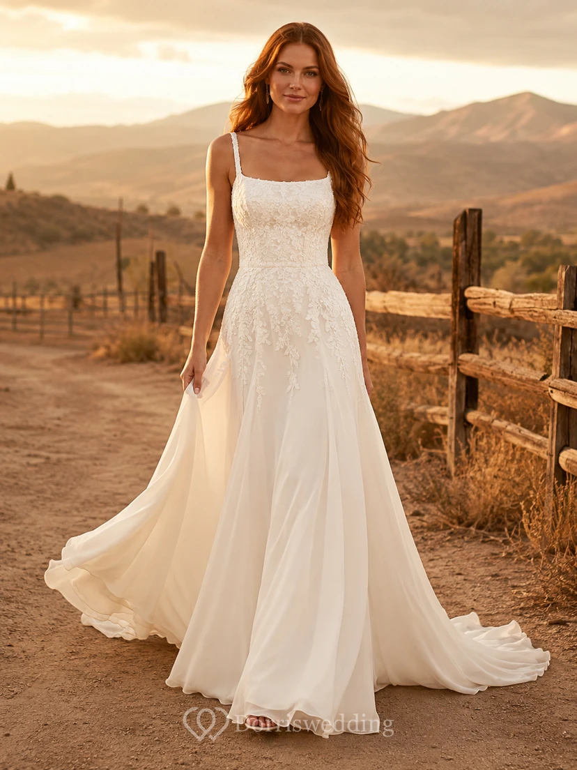 Robe de mariée champêtre en tulle, coupe trapèze, bretelles spaghetti et traîne chapelle