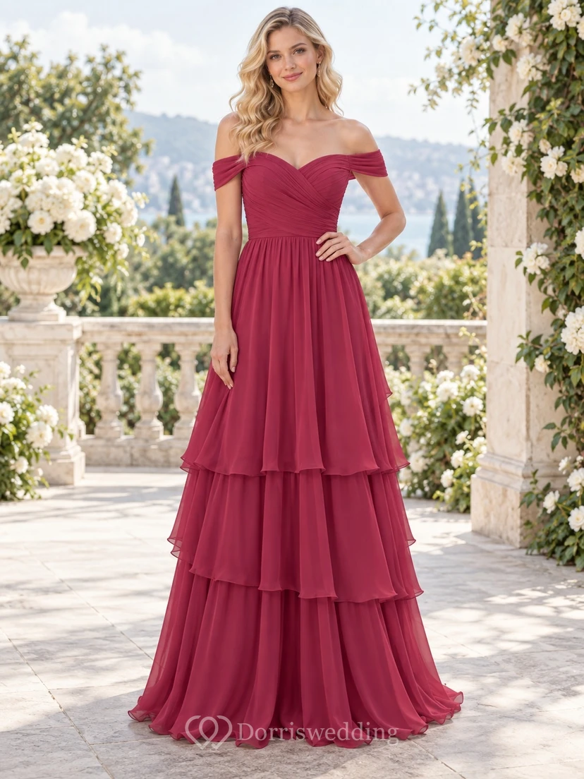 Vestido largo de dama de honor de gasa color frambuesa con escote corazón, hombros descubiertos y falda en línea A, fruncido y volantes. view 3