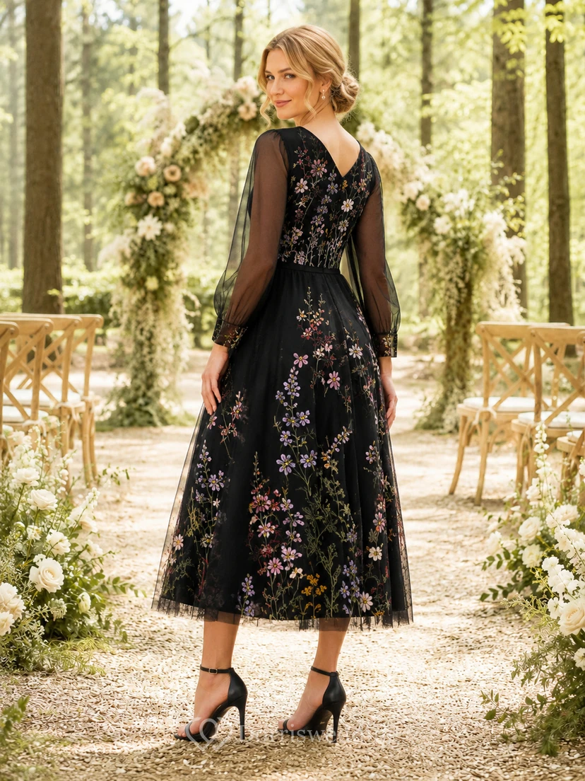 Vestido de invitada negro de manga larga con tul bordado floral y cuello joya view 2