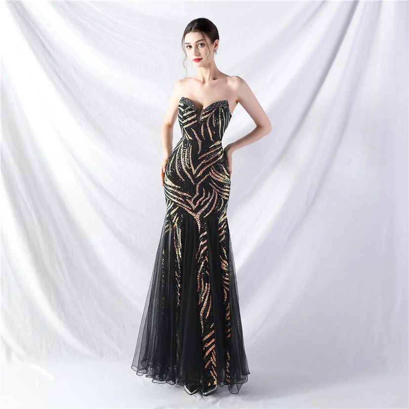 Schwer gearbeitetes, perlenbesetztes Abendkleid aus Netzgewebe mit superdichter Paillettenbesatz view 74