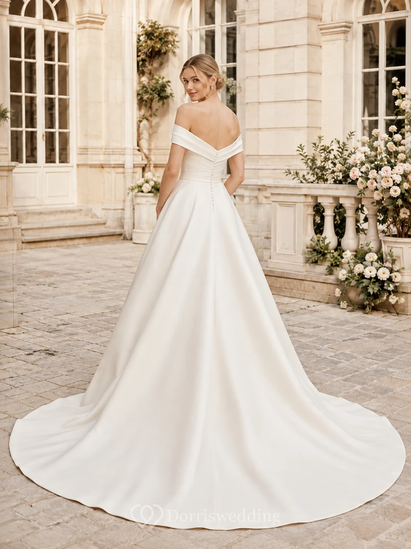 Robe de mariée élégante en satin, bustier cœur, coupe trapèze, style chapelle, pour une cérémonie en cour de cour. view 2