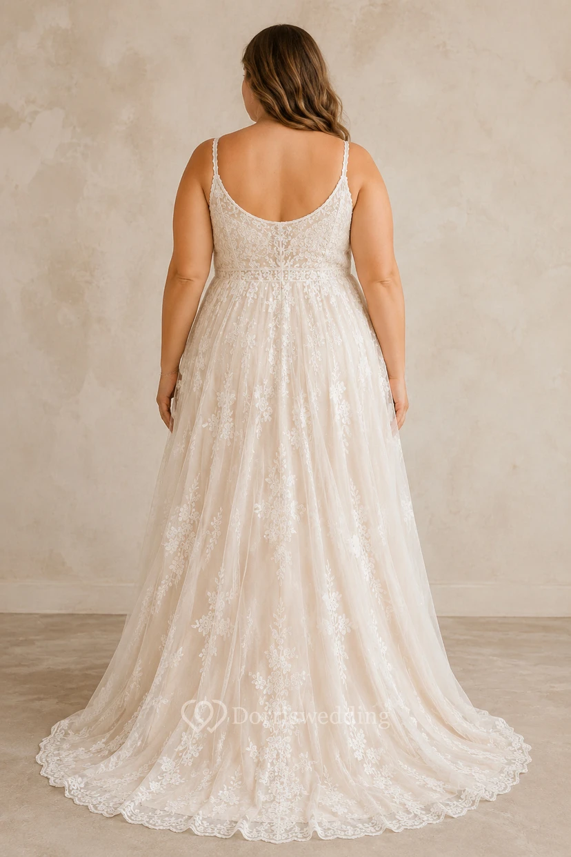 Robe de mariée grande taille à bretelles spaghetti en dentelle, coupe trapèze, avec longue traîne view 2