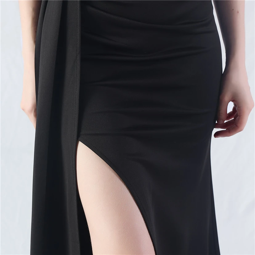 Ein Abendkleid aus insgesamt 8 Farben, gefertigt mit aufwendiger Satinfalttechnik und Perlenstickerei. view 72