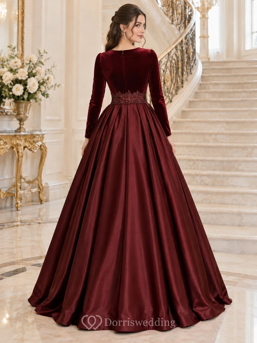 Robe de bal longue et sobre en velours satin bordeaux à manches longues view 2