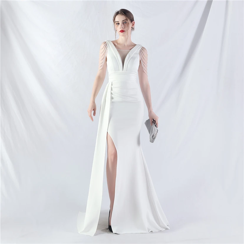 Ein Abendkleid aus insgesamt 8 Farben, gefertigt mit aufwendiger Satinfalttechnik und Perlenstickerei. view 57