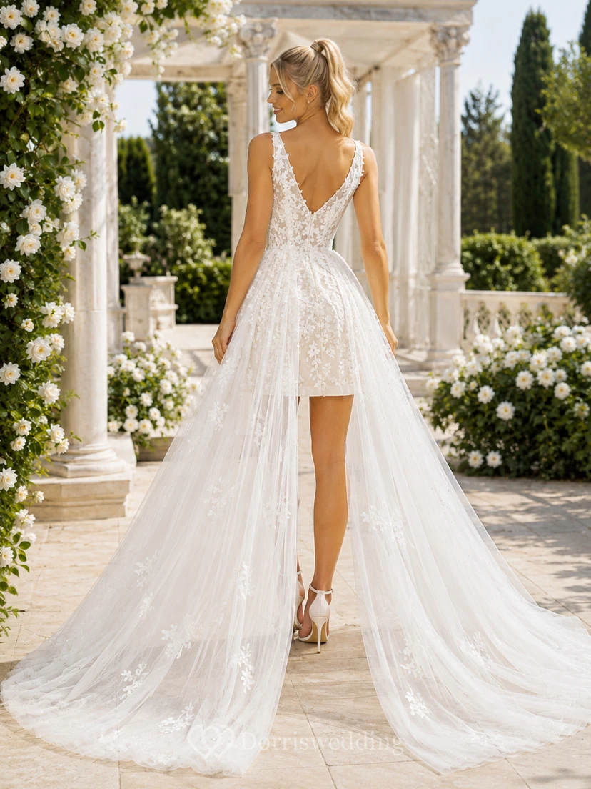 Vestido de novia elegante, romántico, corto, con escote en V, tirantes de encaje y cola de tul desmontable. view 2