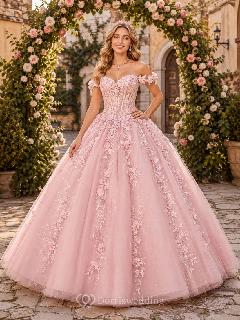 Robe de bal romantique de princesse à imprimé floral rose poudré, épaules dénudées et décolleté cœur en dentelle, pour quinceañera ou bal de cour.