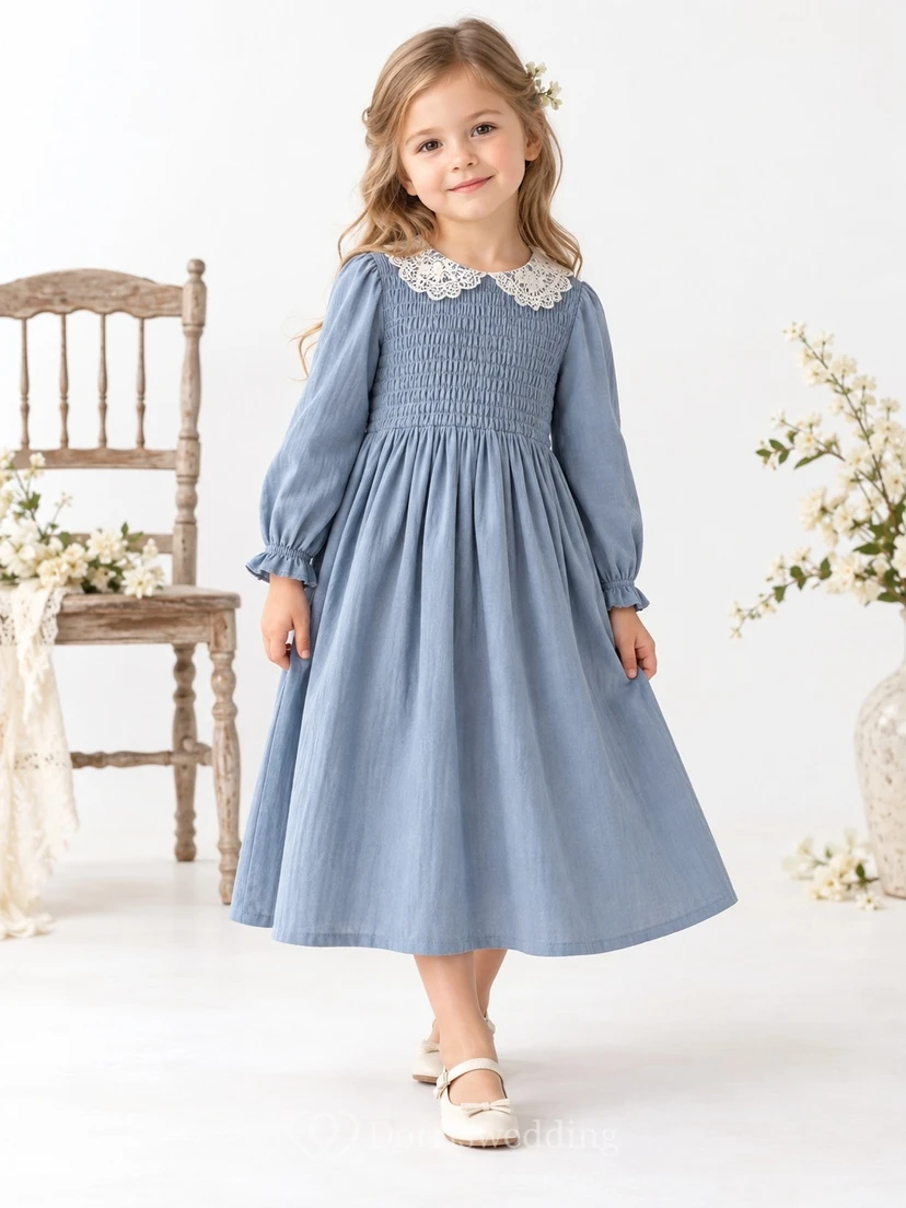 Teelanges, langärmeliges, ländlich-blaues A-Linien-Kleid mit gesmoktem Kragen und Raffungen für Blumenmädchen
