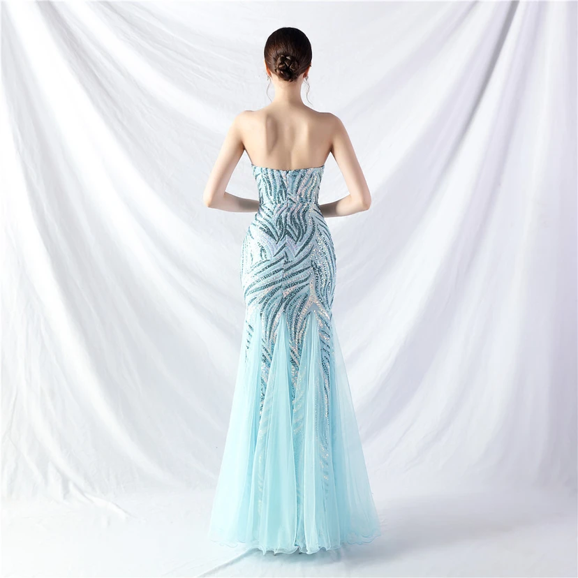 Schwer gearbeitetes, perlenbesetztes Abendkleid aus Netzgewebe mit superdichter Paillettenbesatz view 69